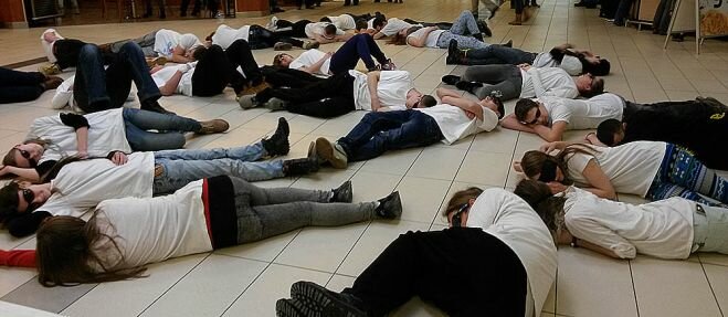 Uczniowie XV LO wykonali Flash Moba w galerii Auchan