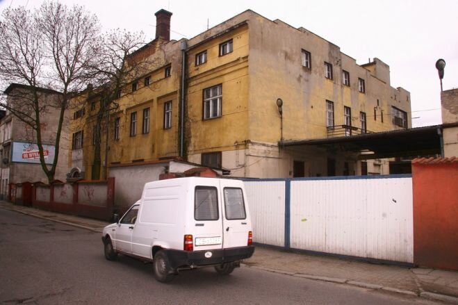 Schował się w schowku pod podłogą. Policja go wytropiła!