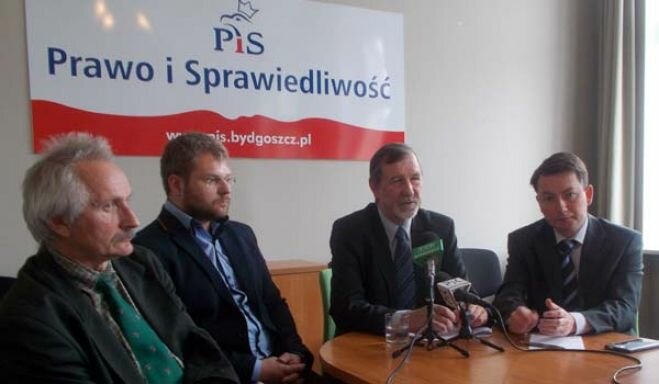 Tomasz Rega (pierwszy z prawej) uważa, że w obecnym momencie sprzedaż KPEC przyniesie więcej strat niż korzyści. | fot. Eryk Dominiczak