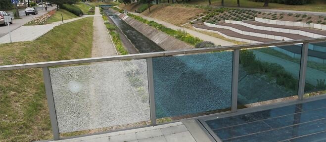 Były ładne szklane barierki. Teraz będą metalowe odporne na wandali!