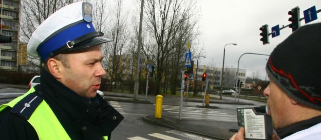 Był tak pijany że zamiast w alkomat, dmuchał w palec
