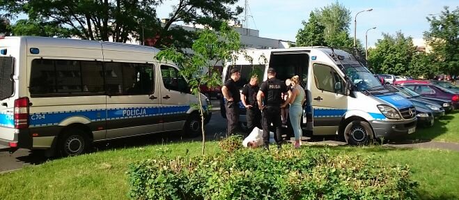 Awantura rodzinna zakończyła się interwencją dwóch patroli policji. Potrzebne były kajdanki!