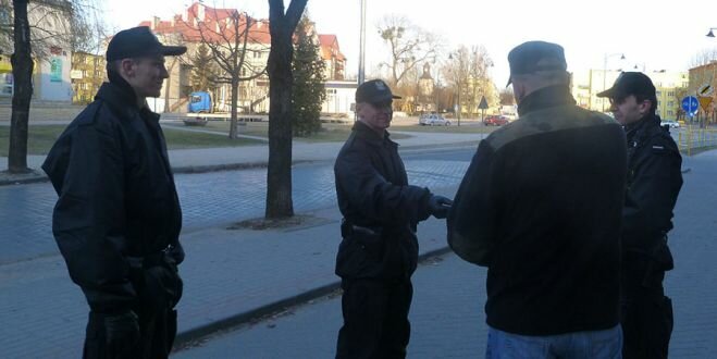 Poseł Rybakowicz "załatwił się" na płycie Starego Rynku