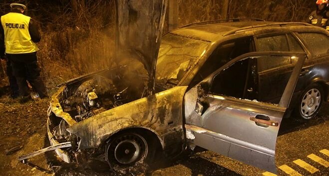 Samochód stanął w płomieniach. Kierowca uciekł w porę!