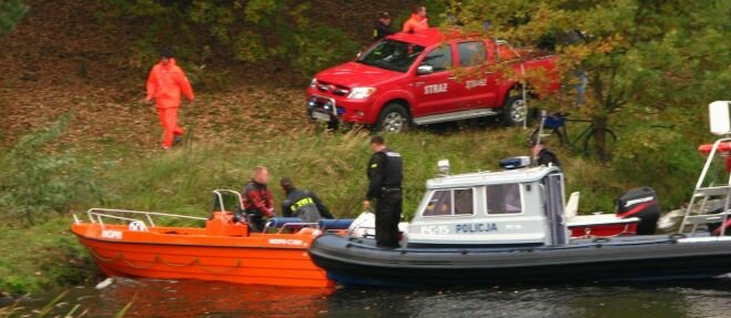 Strażacy i policjancji skontrolują żeglarzy