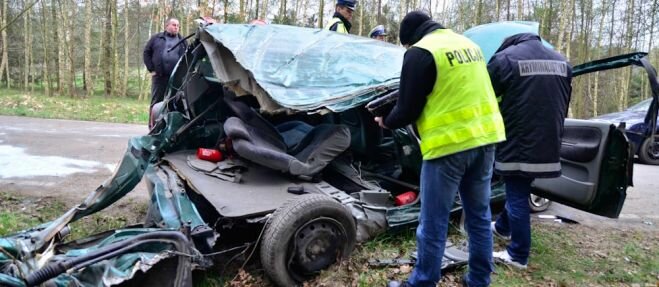 Samochód wbił się w drzewo na drodze do Chełmna, w miejscowości Klamry. Zginęło w nim 7 młodych osób.