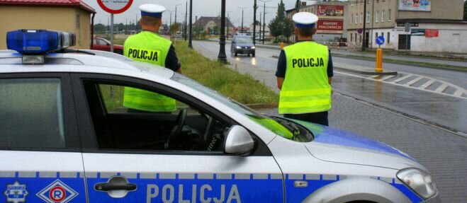 Był tak pijany, że usnął za kółkiem!