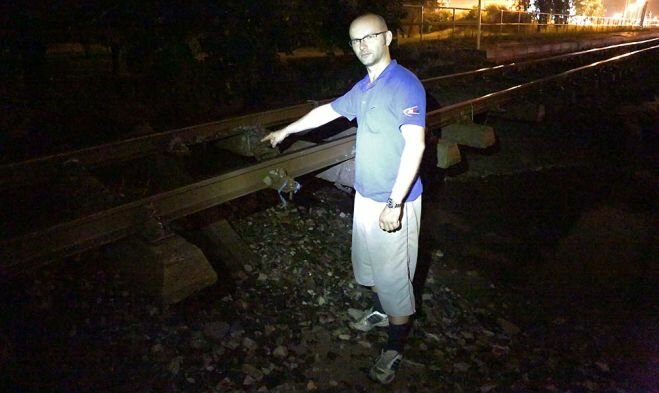 Motorniczy prezentuje miejsce w którym powstała wyrwa w nasypie tramwajowym.