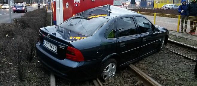 Wjechał na tory. Tramwaj pchał go kilkadziesiąt metrów!