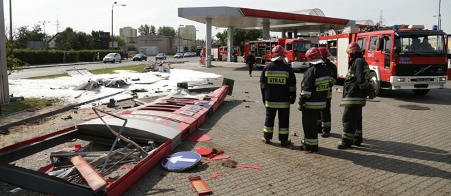 Ciężar&oacute;wka zdemolowała stację paliw. Kierowca był pijany!
