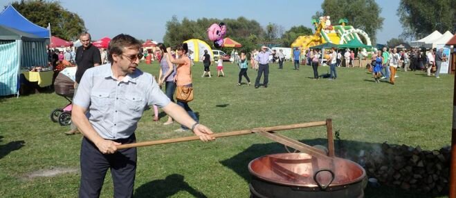 Piotr Cyprys ze Stowarzyszenia Metropolia Bydgoska pr&oacute;buje swoich sił przy smażeniu powideł.