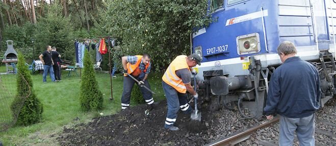 Pociąg wykoleił się i uderzył w budynek. Cudem nikt nie zginął!
