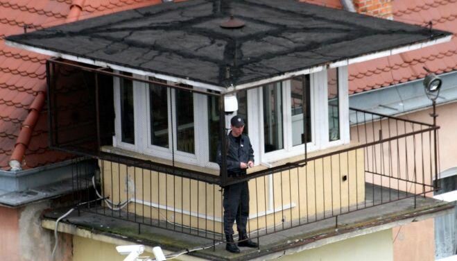 Dokonywał przestępstw siedząc za kratkami