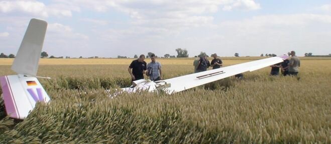 Szybowiec spadł na pole. Pilot żyje!