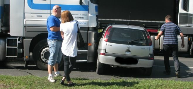 Corsa wjechała pod koła ciężarówki