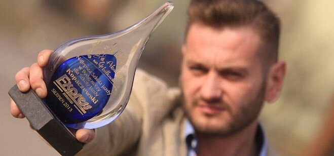 Szkoła Jazdy Kopaczewski co roku jest w czołówce szkół jazdy w Bydgoszczy. Marcin Kopaczewski prezentuje nagrodę przyznaną przez redakcję "Expressu Bydgoskiego".