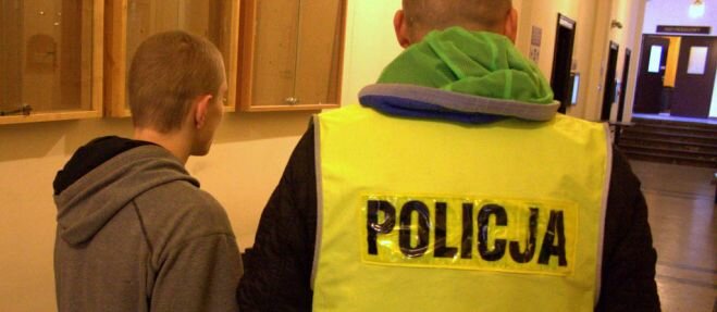 Napadł na sklep z nożem w ręku. Policja go złapała mimo, że nie było zgłoszenia!