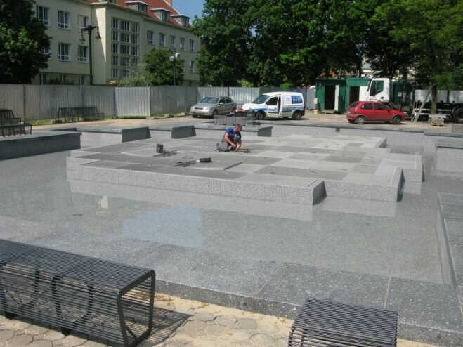 Kolorowa i grająca koncerty fontanna stanie przed Filharmonią Pomorską