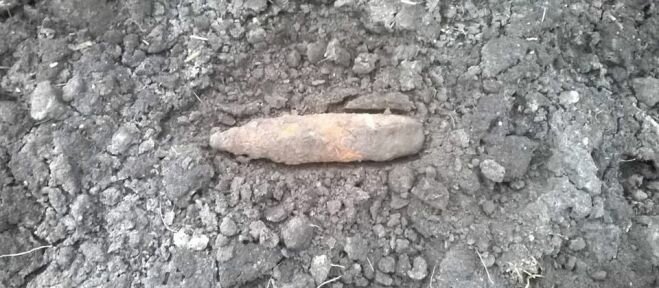 Znaleźli kilkanaście pocisków artyleryjskich koło boiska. Dzieci bezpiecznie ewakuowano!