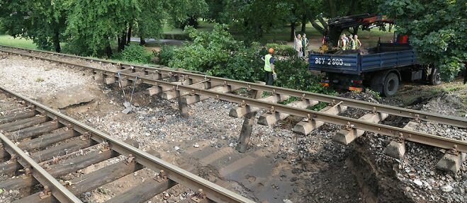 Zobacz jaka wyrwa pozostała pod torowiskiem po wczorajszej ulewie. Sa tymczasowe zmiany w komunikacji!