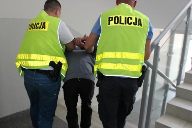 Jechał bez prawa jazdy, po pijaku i na haju