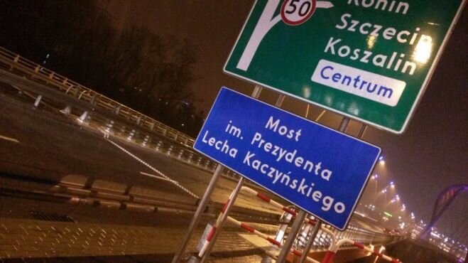 Most im. Prezydenta Lecha Kaczyńskiego? Tablica zn&oacute;w wisi na moście!