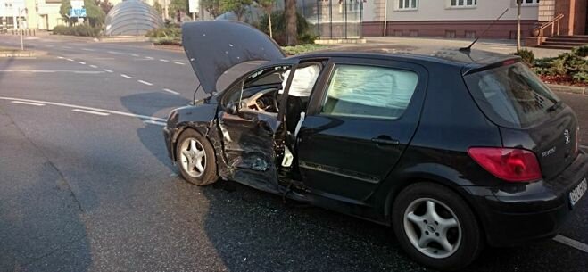 Wypadek na Rondzie Jagiellon&oacute;w. 2 osoby są ranne.