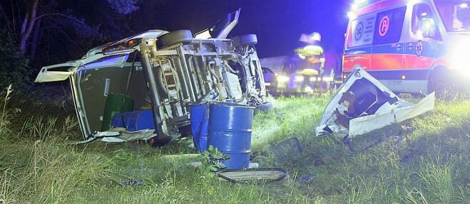 Jechał pijany i dachował na łuku drogi. Zdarzenie nagrała kamera w samochodzie.