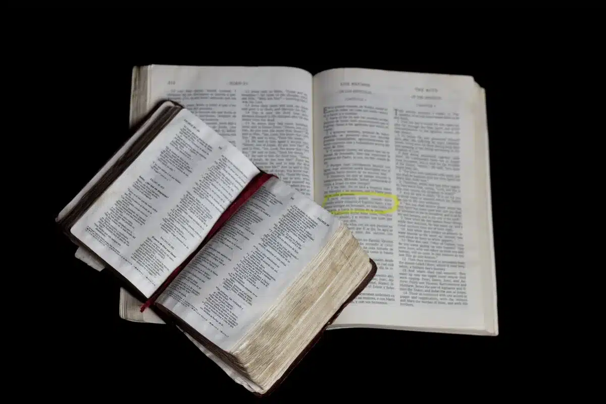 Otwarta Biblia z widocznym tekstem Listu św. Pawła do Koryntian na temat mocy w słabości