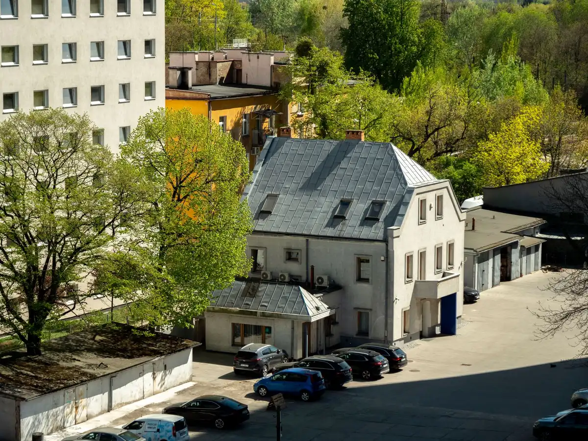 Budynek instytucji finansowej z flagą, reprezentujący strukturę Polskiej Fundacji Narodowej