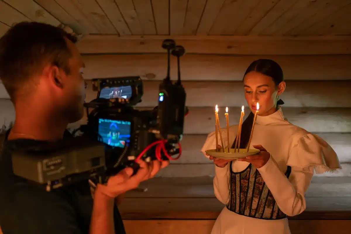 Aktorka na planie filmowym w różnych strojach i charakteryzacji.