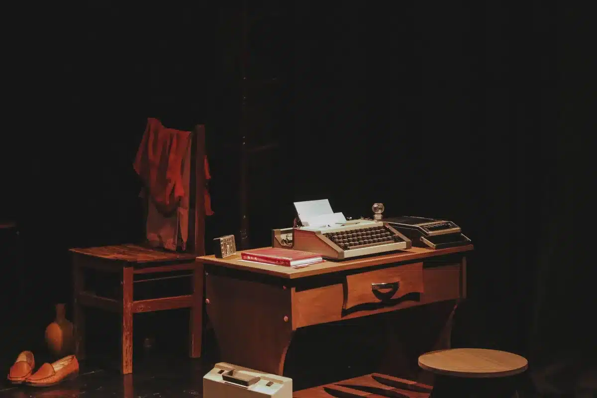 Scenografia teatralna z dramatycznym oświetleniem na scenie