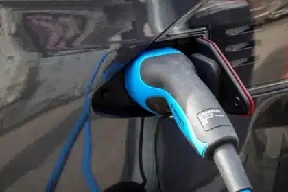 Kierowca tankuje samochód na stacji benzynowej, zbliżenie na dystrybutor paliwa