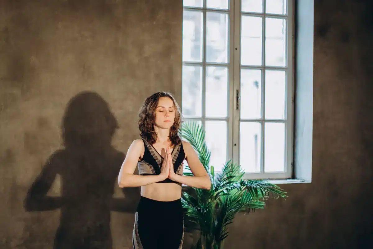 Kobieta w medytacyjnej pozie, szukająca równowagi i spokoju