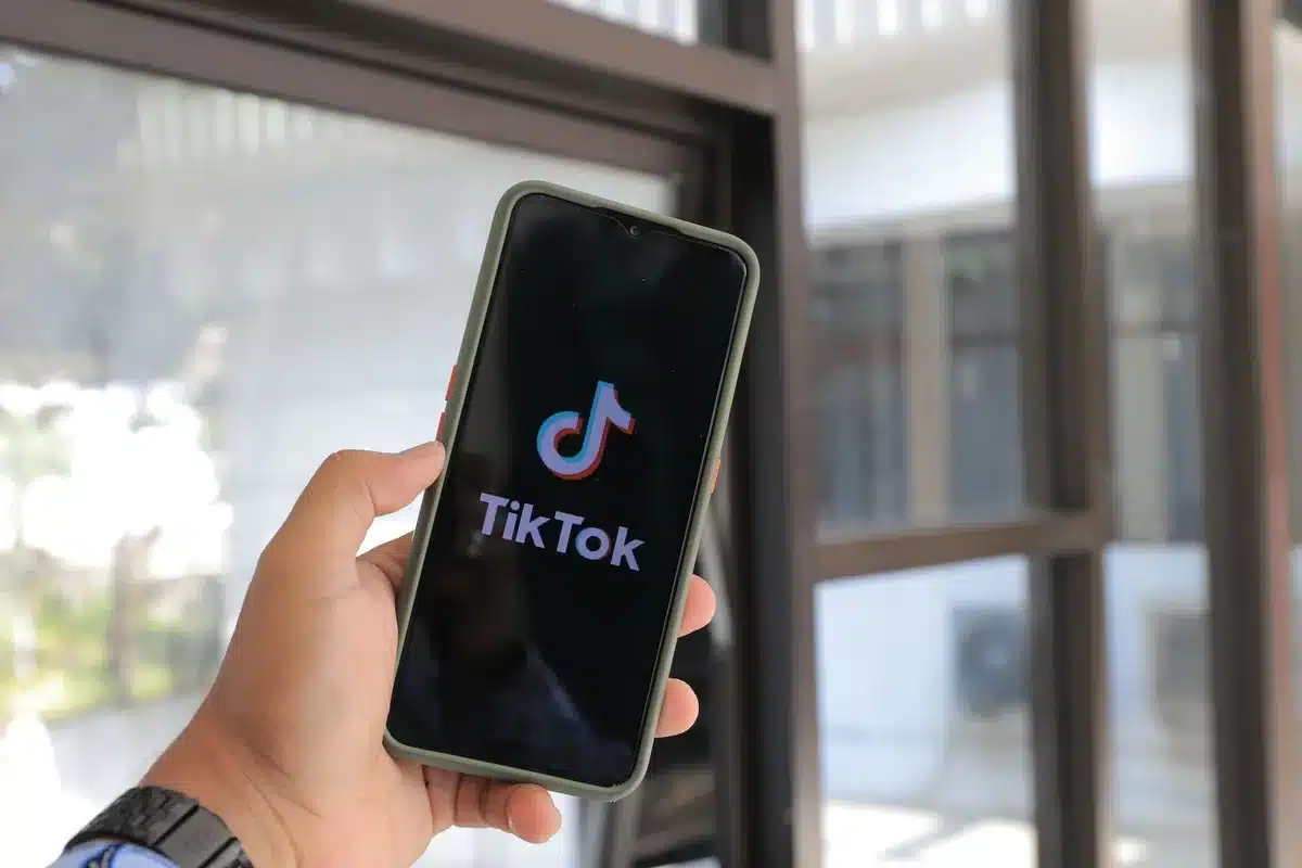 Ekran smartfona z aplikacją TikTok i wpisaną wiadomością tekstową