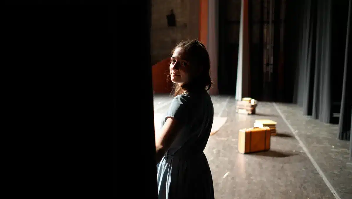 Powrót do pracy teatralnej — Dla Joanny Kulig ta rola oznacza powrót do pracy w formule bliższej teatrowi niż filmowi. Aktorka, znana m.in. z filmów „Zimna wojna” i „Ida” , mówiła o różnicy w tempie pracy i potrzebie dłuższego przygotowania postaci.