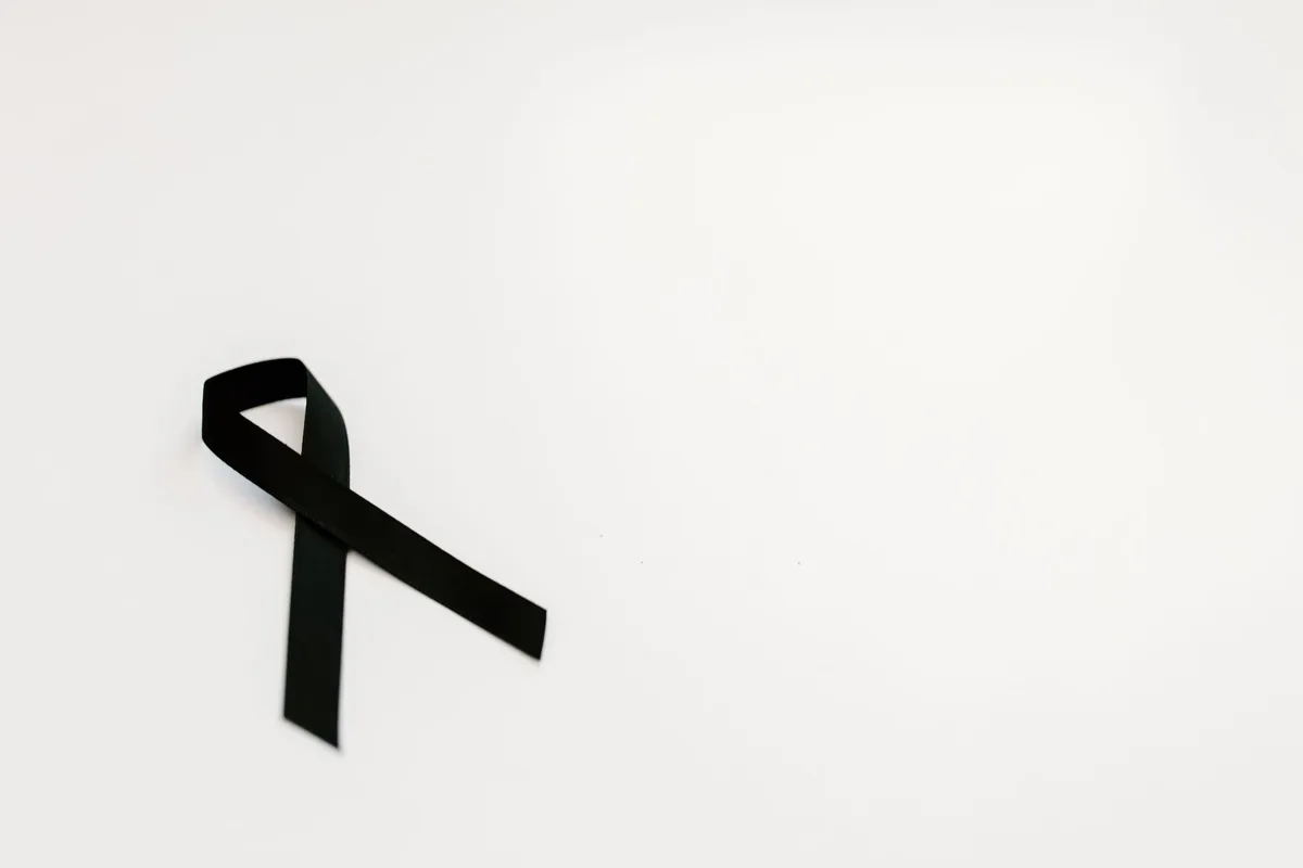 Minimalistyczna grafika z prostymi liniami jako forma pożegnania