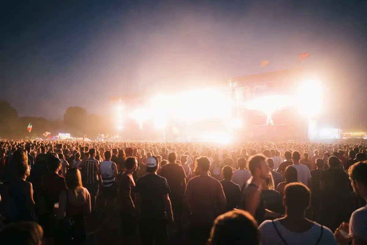 Tłum publiczności na otwartej scenie festiwalu w Sopocie