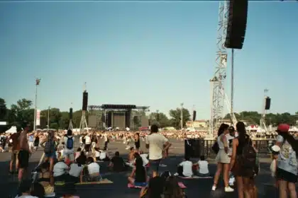 Publiczność festiwalu na otwartej scenie, prowadzący przy mikrofonie, wieczorowa atmosfera