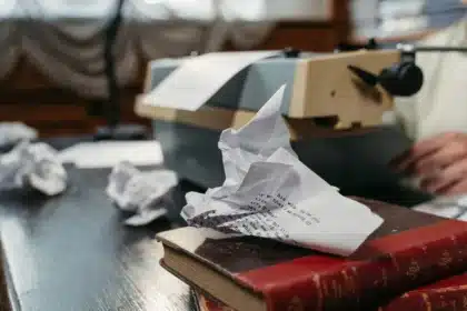 Biurko z pustymi kartkami papieru i komputerem pokazującym pusty dokument