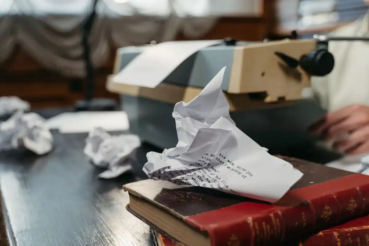 Biurko z pustymi kartkami papieru i komputerem pokazującym pusty dokument