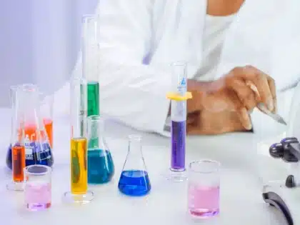 Naukowiec pracujący w laboratorium nad eksperymentem naukowym z wykorzystaniem przyrządów pomiarowych