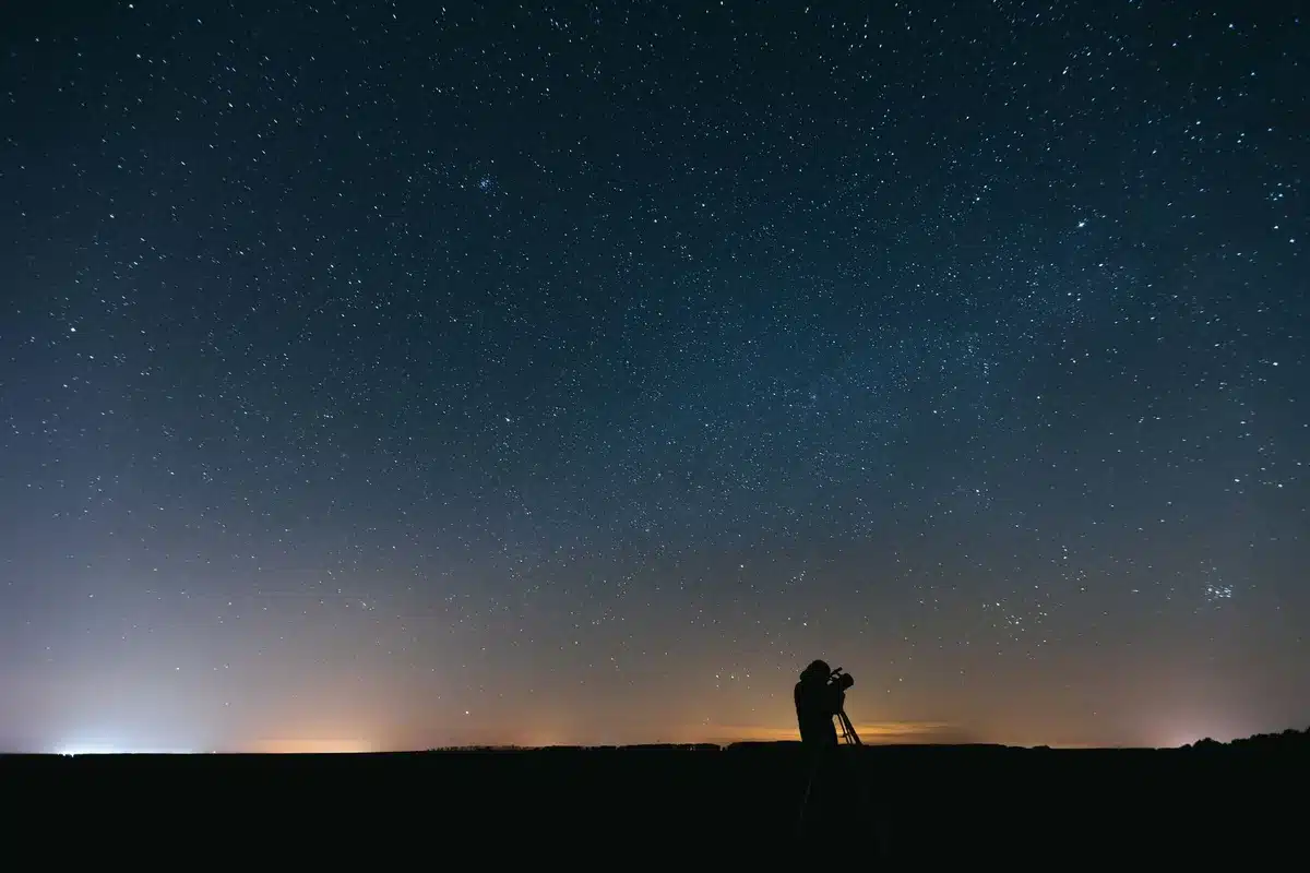 Astronom pracujący z teleskopem i danymi astronomicznymi do analizy