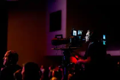 Plac filmowy z kamerami, oświetleniem i pracownikami produkcji przygotowującymi scenę serialu
