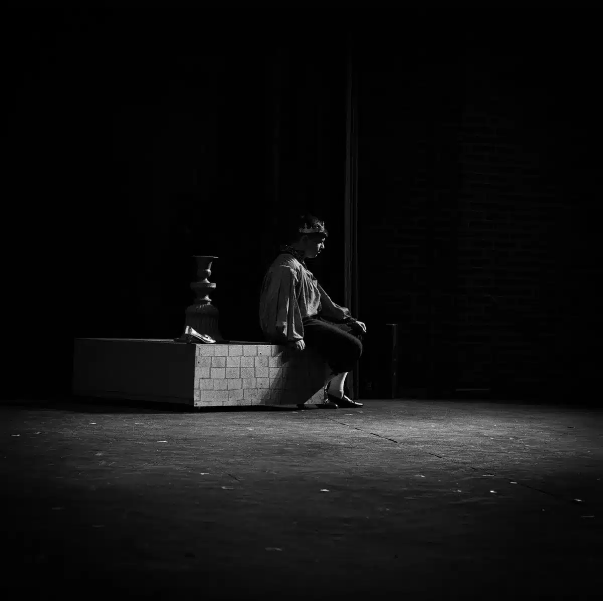 Aktor na scenie teatralnej podczas dramatycznej sceny