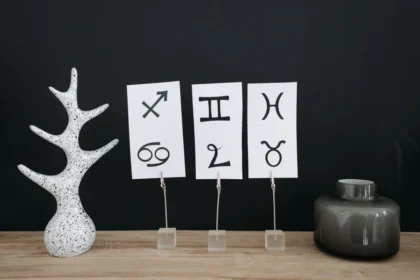 Koło zodiaku z dwunastoma znakami rozmieszczonymi wokół, symbolizujące horoskop i astrologiczne prognozy.