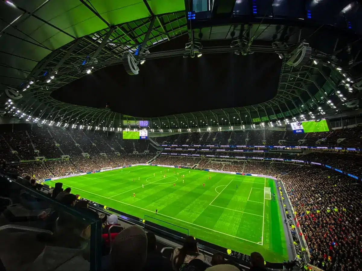 Kibice na stadionie podczas meczu europejskiego pucharu