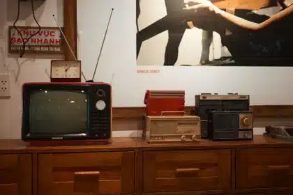 Osoba oglądająca telewizor w przyćmionym pokoju, światło ekranu odbijające się na twarzy