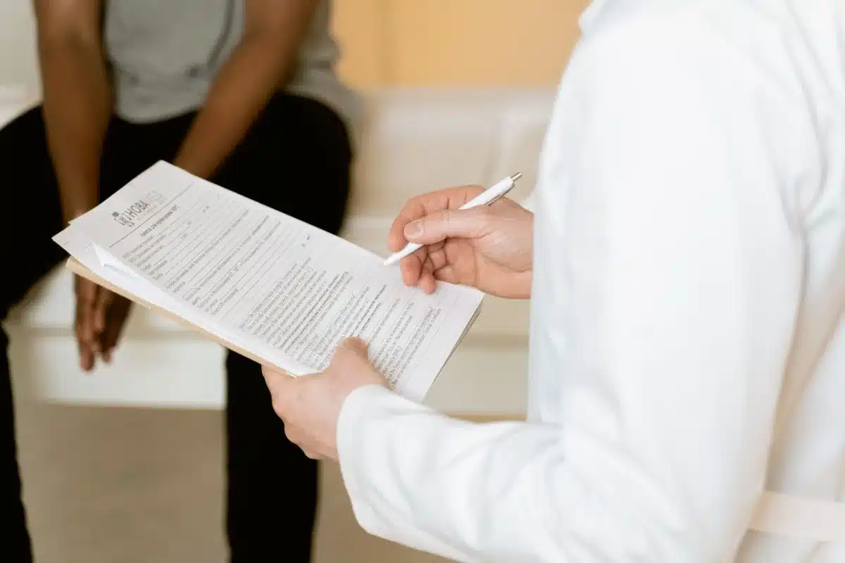 Lekarz wyjaśniający diagnozę pacjentowi w gabinecie medycznym