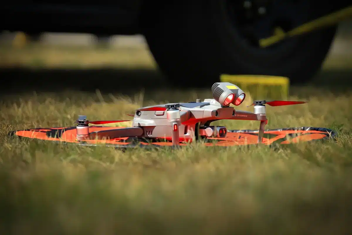 Odkryty dron z detonatorami na płycie lotniska
